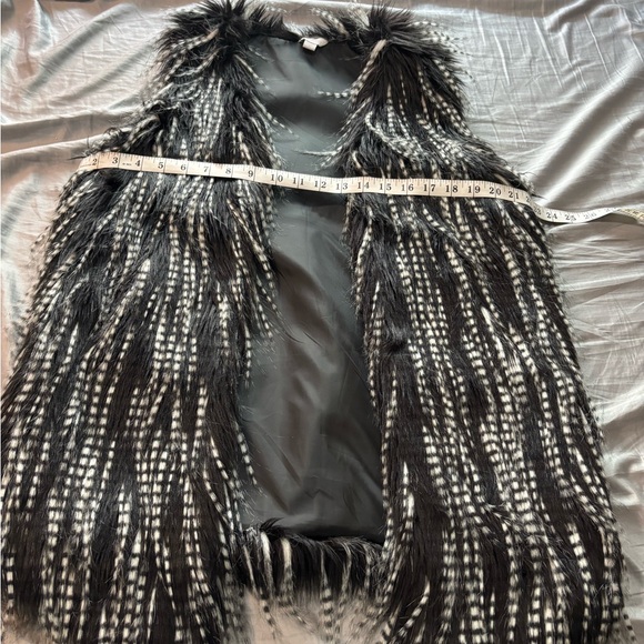 Harlow Zee faux fur black and white vest xs - Picture 6 of 11